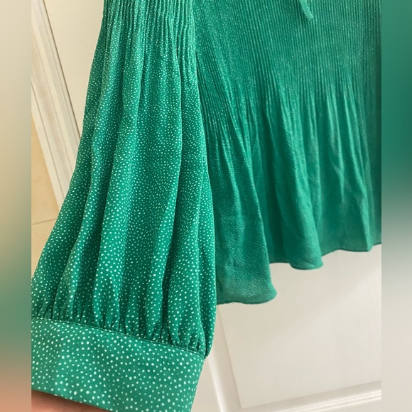 Adrianna Papell blouse Green with white dots. Beautiful pleated, long sleeves. - Picture 3 of 10